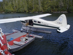 aankomst en vertrek per watervliegtuig | Knight Inlet Lodge